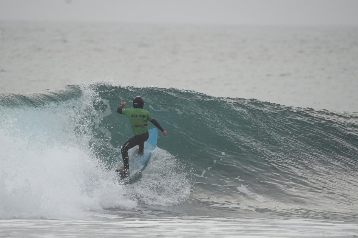 Alumno avanzado de Storm surfeando una ola