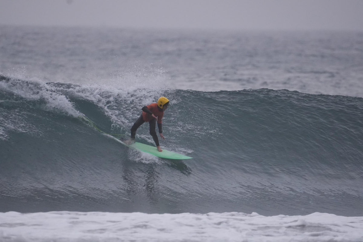 Alumno de Storm surfeando una ola en Matanzas