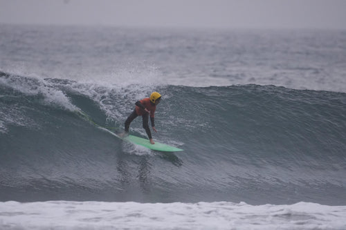 Alumno de Storm surfeando una ola en Matanzas